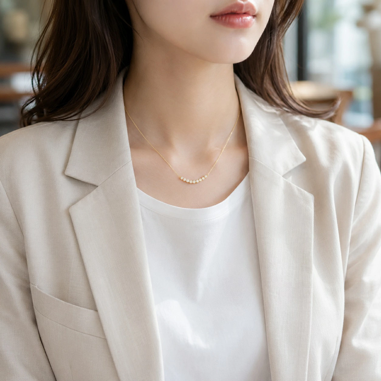 AURELネックレスを着用した女性